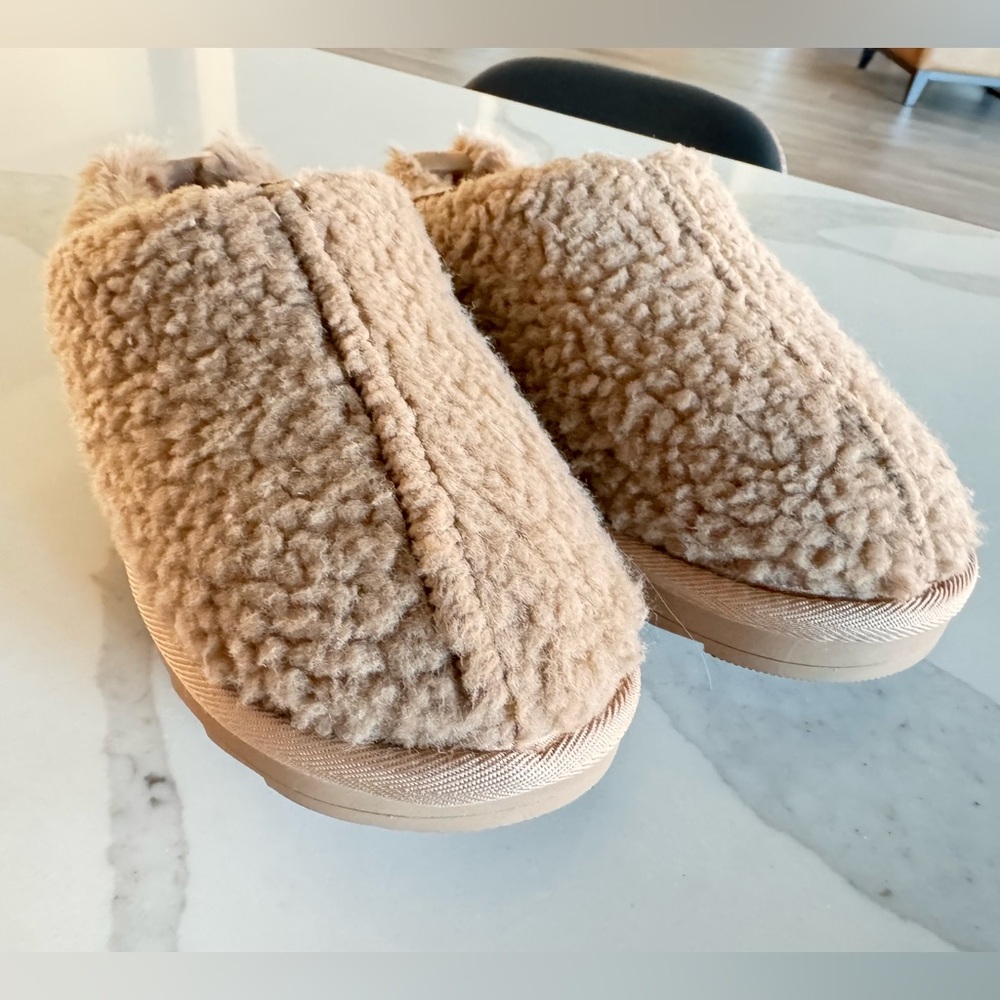 Mia Girl Auden Faux Shearling Cozy Tan Fuzzy Slippers Clogs.Women’s Size 5. NWOT